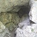 La piccola grotta da cui prende il nome il passo poco distante