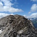 Blick vom Gratzacken auf P. 2474, dahinter die zwei schon zuvor bestiegenen Gipfel.