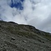 Blick voraus, der Gipfel von P. 2515 und sein Südostgrat sind schon zu sehen.