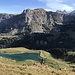 ... zur Alp Vorläubli - mit Blick zu Waldisee und den vor drei Tagen erreichten Hängst und Pfaff