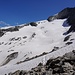 Rückblick auf den nördlichen Basòdino-Gletscher. Der Übergang zum oberen Gletscher befindet sich in dem schneebedeckten Teil der Felsrippe. 
