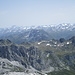die Aussicht vom Gipfel - umfassend, nur leider etwas milchig heute - hier nach SO zur Silvretta<br />und zum Sarotlapass, über den ich eine Woche später von Gargellen noch einmal in die Gegend gekommen bin