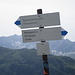 am höchsten Punkt des Walser Alpjochs:<br />Der beinahe unleserliche Text auf der quadratischen Tafel lautet:<br />"Mittagspitzsteig 2186m"