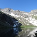 ...dann geht es an der Westseite des Sees der Wastlkarscharte (Bildmitte rechts) entgegen.