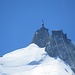 Bergstation der Aiguille du Midi im Zoom. Links am Grat einige Bergsteiger