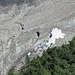 Die mit weissen Vliesmatten abgedeckte Gletschergrotte unterhalb Le Montenver