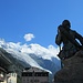 Blick von Chamonix zum Mont Blanc mit der Statue des Erstbesteigers, dem Arzt Michel-Gabriel Paccard