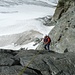 Michul in der 6ten und letzten Abseilstelle, Stand nur mit Repschnürli und Bandschlingen, mit einem 50m Seil reicht es gerade noch auf den Gletscher, aber wie lange noch.