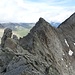 Weiterweg zum 2. und 3. Gipfel. Die markanten Felsblöcke am Abstiegsgrat können leicht umgangen werden.