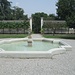 Una bella fontana in un cortile di Villa Picchetta.