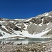Kleiner See nach der Totalp-Hütte, teilweise noch schneebedeckt und mit Eisschollen