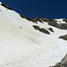 Im obersten Schneefeld quert die Abstiegsroute