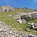 Anstieg vom Gafluna Winterjöchle: Das grasig-schuttige Gelände rechts der Felswand (mit zwei markanten Felshörnchen an ihrer rechten Begrenzung) ist steil, doch bei Trockenheit gut gangbar.