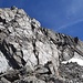 Dann stellt sich die Südliche Pflunspitze wie eine Wand in den Blick. Der leichteste Anstieg (II) auf dieser Seite verläuft von rechts unten (linkes Ende des Schneefeldes) in einer schrofig-plattigen Rinne nach links hinauf zum Gipfel.