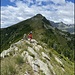 Hier auf dem namenlosen Gipfel bei P. 2018. Nun geht es alles dem Grat und den weiss-blau-weissen Markierungen nach hinunter