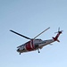 Ein Helikopter holt einen erkrankten oder verunfallten Passagier