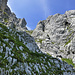 Engelhorn-Ambiente im unteren Grascouloir: oben der Ausstieg, links davon der überhängende 1. Aufschwung, der N umgangen werden kann, rechts die Epaule