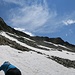 Die mühsame Geröllhalde auf der Nord-West-Seite hat noch viele Schneefelder zum traversieren