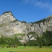 Blick von Kandersteg zur Allmenalp hoch, in der Felswand der bekannte Klettersteig.