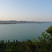 ...führt an der Kante entlang mit einem schönen Blick auf die Bucht von Balatonfüred