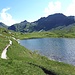 <b>Il segnavia per la Camona da Terri mi indirizza verso il lato settentrionale della piana. Passo dal laghetto presso la quota 2246.</b>