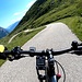 <b>In discesa sulla bella strada della Val Camadra.<br />Fu costruita negli anni '50 dalle Officine Idroelettriche di Blenio SA in relazione alla costruzione degli impianti idroelettrici della Valle di Blenio. Negli anni '90 è stata completamente pavimentata. </b>
