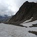 Schneefelder auf der rechten, flachen (westlichen) Seite des Kars