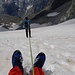 Descente sur les fesses en mode traineau. Un bon guide ne recule devant aucun service. Y'a plus qu'à recoudre le pantalon. 