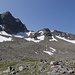 Hier sieht man die weitere Aufstiegsroute: über die Moräne im Bogen nach links,  weiter im Talboden um die Felsriegel links herum zu dem Schneefeld, das vom rechten Fuß der Rotgrubenspitze nach unten zieht