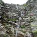 die "Schlüsselstelle" im Aufstieg ist dieser mit Ketten gesicherte Wasserfall (wo es an normalen Tag wahrscheinlich ganz trocken ist)