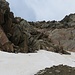 Rückblick vom obersten Teil des Gletscherrests zur abgestiegenen, brüchigen Flanke