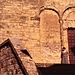 Anna dinanzi al portale della chiesa risalente alla fine del XII secolo.