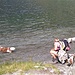 Tre Cavalier Kings fanno il bagno nel Lago Ritorto.