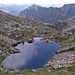 L'acqua è trasparente ma il fondo del lago la fa apparire nera. Il Lago Nero 2.246 m. e ormai vicino.