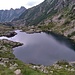 I colori così come appaiono nella loro originalità del Lago Nero 2.246 m. Escursionisti presenti sulla roccia in fondo al lago a picco sull'acqua.