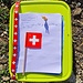 <b>Non c’è il classico omino di pietre, tuttavia, alla base della croce, qualcuno ha posto una scatola di plastica contenente il “libro” di vetta. Le pagine sono madide d’acqua e alcune scritte sono sbavate. Ho sempre l’impressione, che dopo aver fatto tanta fatica, nessuno trovi le parole per scrivere ciò che prova, se non qualche banalità poetica o spirituale. Per non sbagliare io  mi limito ai soliti saluti agli amici di Hikr.org. Spesso la mano tremolante per il freddo o per la fatica non riesce ad impugnare come si dovrebbe la minuscola matita che mi porto nello zaino.</b>