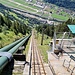 <b>Alla stazione della Funicolare del Ritom lancio un vertiginoso sguardo sui 4261 gradini che fiancheggiano sia le rotaie della funicolare sia le condotte forzate che convogliano l’acqua alla centrale idroelettrica. Sul fondovalle spicca l’aeroporto di Ambrì. <br /><img src="http://f.hikr.org/files/3405047k.jpg" /><br />Stairways to Haeven.</b>