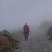 Die Sicht ist noch nicht wirklich besser...Die Anonymität der Wanderin bleibt gewahrt.