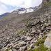 links Gleirschferner, rechts Schneefelder an einer der Sonnenwände - noch haben wir eine mit Steinmännchen markierte Trasse