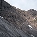 Rückblick auf die Wand durch die der Steig verläuft. Einstieg ist beim linken Schneefeld