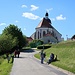 Am Bogenberg steht eine alte Wallfahrtskirche.