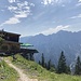 Die Sonnenterrasse des Buchsteinhauses bietet ein überragendes Alpinkino im Form der Hochtor-Nordwand.