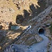 der Weg wird mit einem Tunnel vor Steinschlag geschützt