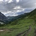 Die italiensiche Seite des Val Ferret. Hinten am Talende ist der Schlussanstieg zum Grand Col Ferret zu erahnen.