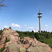 Großer Lugstein - Blick von den Gipfelfelsen zum benachbarten, 72 m hohen Sendeturm (Mobil-, Behördenfunk).