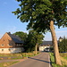 Unterwegs in Neuhermsdorf - Rückblick, während es ein Stück entlang der Straße durch den nächsten Ort geht.