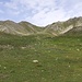 La conca prativa tra il Rifugio Mont Fallere e il Col Fenetre (a destra la meta odierna).