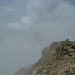 Gipfel Piz dals Lejs im Vordergrund, Piz Minor in den Wolken