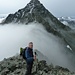 Gipfel des kl.Schwarzhorns mit Aushilfs-Gipfelbotaniker, gr. Schwarzhorn dahinter