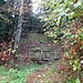 ... und steigen über dieses Brückchen später steil an
